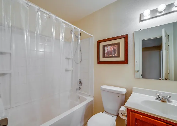 Fenced Yard, Workspace, Garage: Ft Worth Base Holiday home Fort Worth