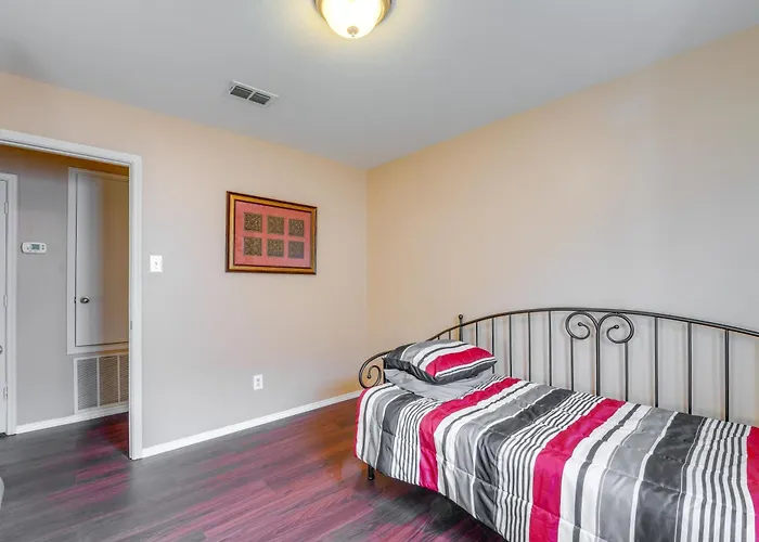 Fenced Yard, Workspace, Garage: Ft Worth Base * Fort Worth