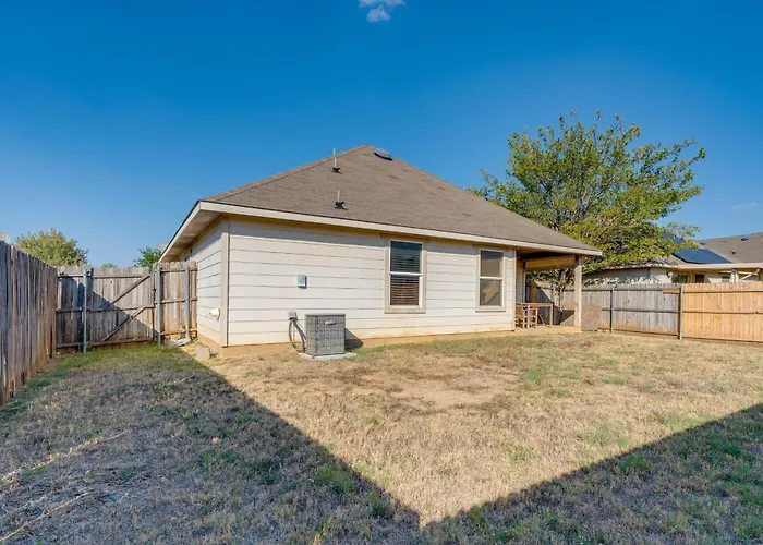 Holiday home Fenced Yard, Workspace, Garage: Ft Worth Base