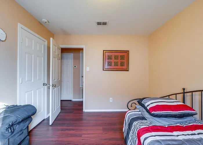 Fenced Yard, Workspace, Garage: Ft Worth Base * Fort Worth