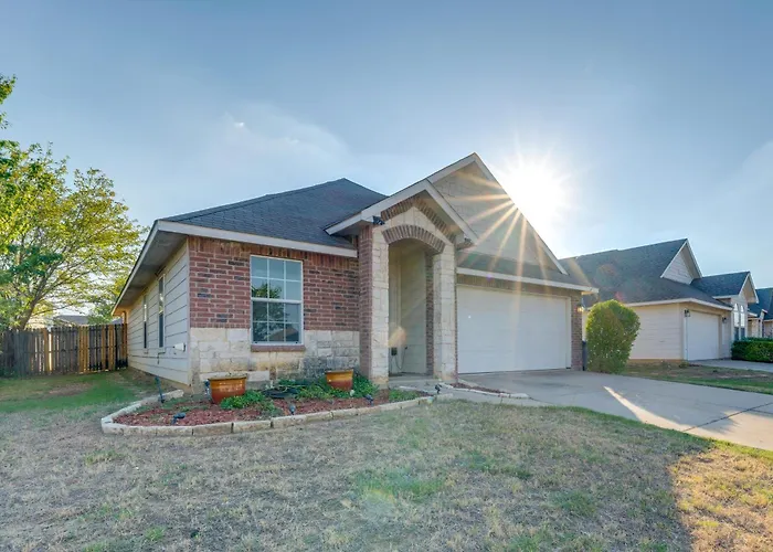 Fenced Yard, Workspace, Garage: Ft Worth Base