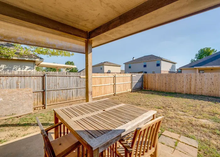 Holiday home Fenced Yard, Workspace, Garage: Ft Worth Base