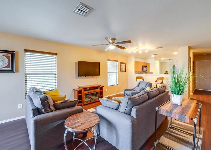 Fenced Yard, Workspace, Garage: Ft Worth Base Holiday home