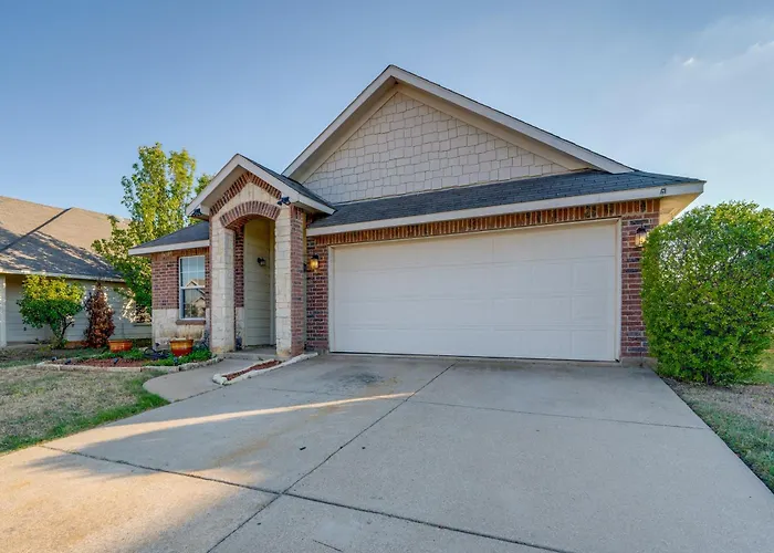 Holiday home Fenced Yard, Workspace, Garage: Ft Worth Base