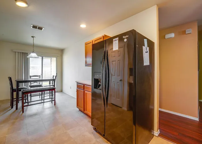 Fenced Yard, Workspace, Garage: Ft Worth Base