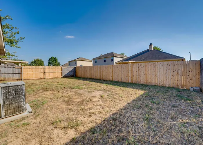 Holiday home Fenced Yard, Workspace, Garage: Ft Worth Base *