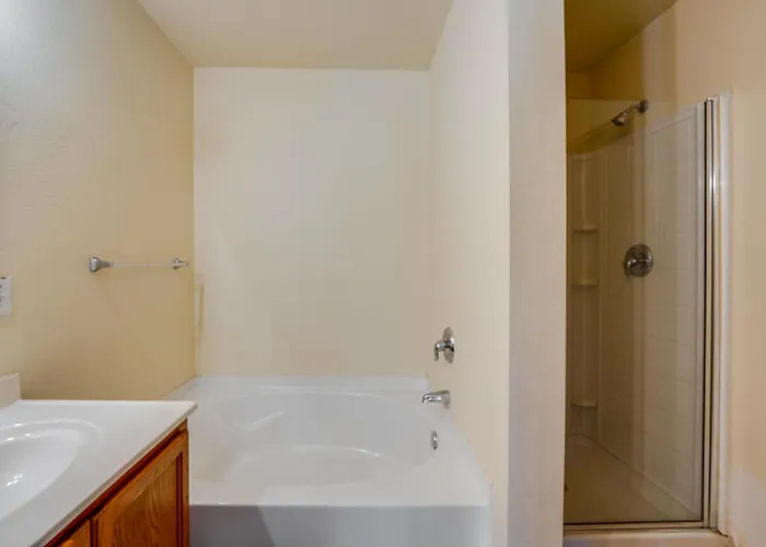 Fenced Yard, Workspace, Garage: Ft Worth Base Holiday home Fort Worth