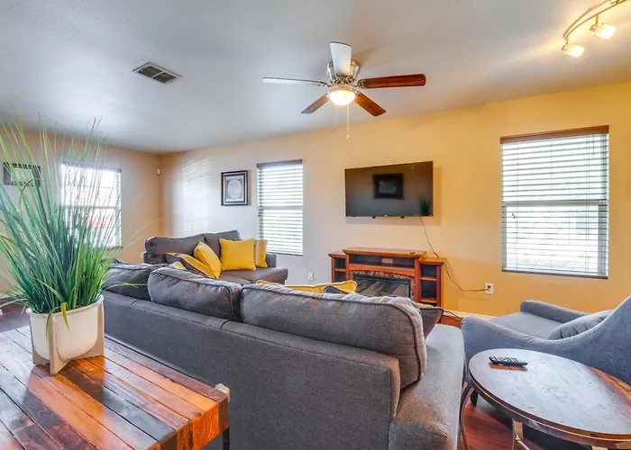 Holiday home Fenced Yard, Workspace, Garage: Ft Worth Base Fort Worth