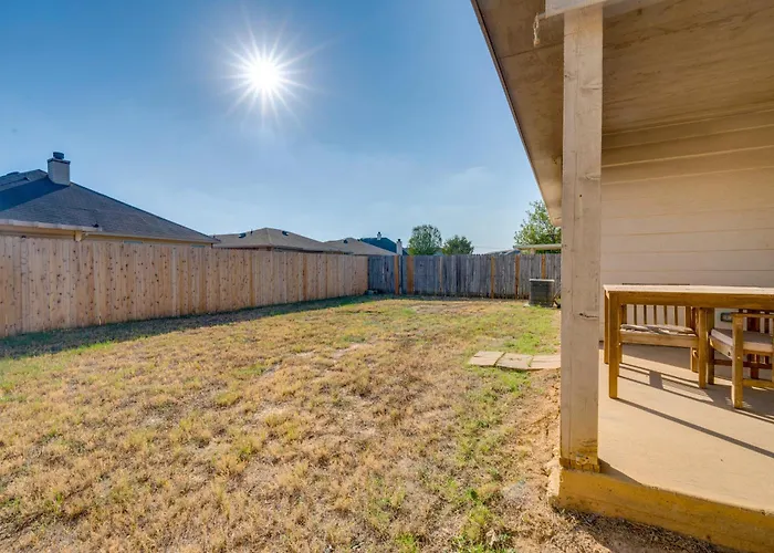Fenced Yard, Workspace, Garage: Ft Worth Base Fort Worth