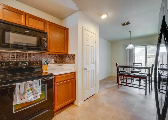Fenced Yard, Workspace, Garage: Ft Worth Base Holiday home